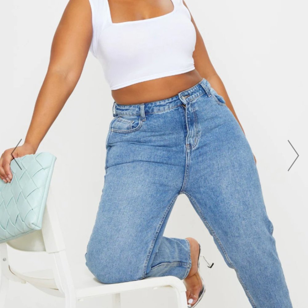 NWT PrettyLittleThing PLUS MID WASHED MOM JEANS Size: 12